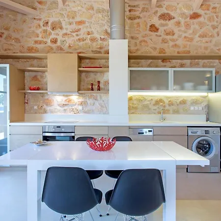 Mary's Luxury 1 Apartment Plitra